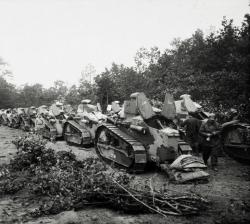 Une colonne de char Renault FT17 camouflés