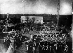 La première photographie est une vue générale en plongée montrant différentes pratiques physiques réalisées par des militaires en plein air