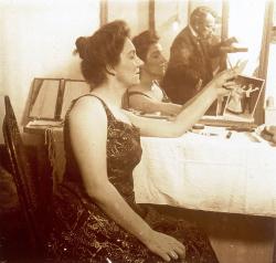 Yvette Guilbert devant son miroir - Jules Richard