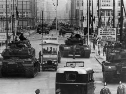 Démonstration de force à Checkpoint Charlie