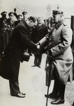 Hitler serrant la main à Hindenburg