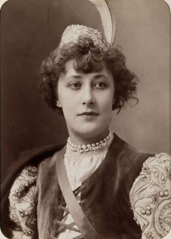 femme en costume, coiffée d'un chapeau à plumes