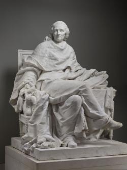 statue d'un homme assis en costume de parlementaire