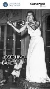 Joséphine baker qui chante dans une robe longue blanche