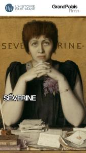 Séverine, les mains croisée en dessous du menton