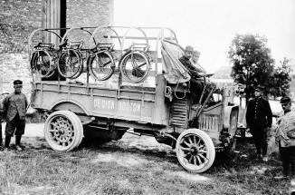 Compagnie cycliste aux grandes manœuvres