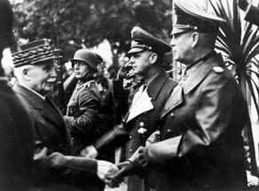 Le Ministre de l'Intérieur von Ribbentrop et le chef de l'OKW Keitel saluent le maréchal Pétain