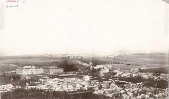 Vue de la ville, du Familistère et de l'usine Godin depuis le château des ducs de Guise.