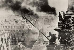 Le Drapeau rouge flotte sur le Reichstag