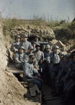 Tranchée de première ligne - Groupe de poilus devant l'entrée d'un abri, Hirtzbach