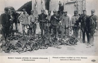 Soldats français affublés de casques allemands, à Neufmontiers