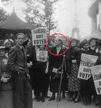 en arrière fond, on aperçoit Louise Weiss (visible au centre de l’image, derrière un micro) entourée d’une vingtaine de militantes.