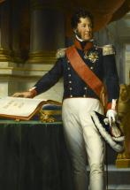 un homme en uniforme prête serment