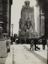 Cénotaphe élevé à la mémoire des morts de la Grande guerre sous l'Arc de Triomphe