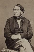 homme assis jambes croisés