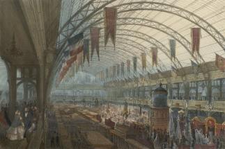 grande salle d'exposition avec une verrière