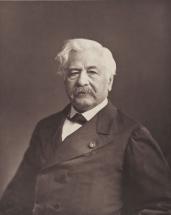 homme aux cheveux blanc et redingote à mi-corps et de 3/4
