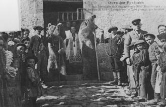 un curé avec un ours entouré de ses fidèles