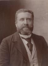 homme barbu en buste