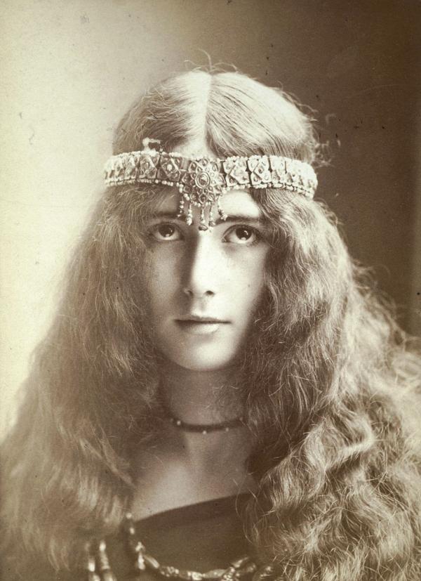 Cléo de Mérode, cheveux dénoués et diadème