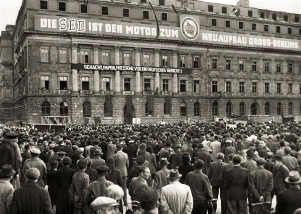 Grand rassemblement organisé par la S.E.D. sur la place de l'Opéra à Berlin contre les acquittements de Nuremberg