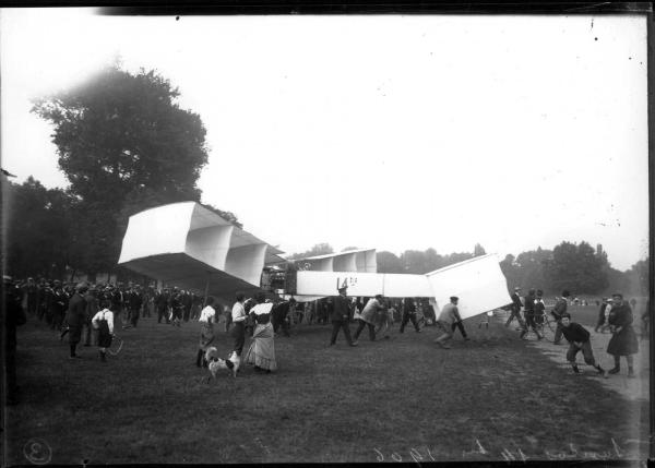 Avion de Santos-Dumont sur la pelouse de Bagatelle