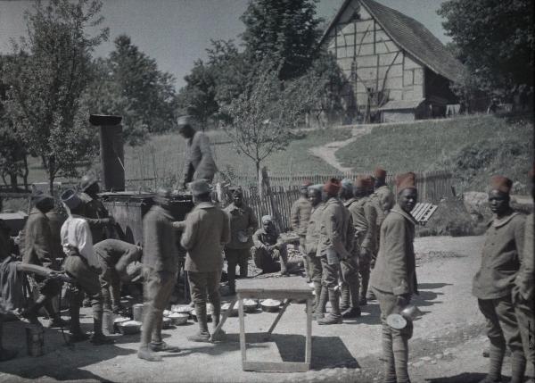 Groupe de militaires sénégalais pendant l'heure de repos à Saint-Ulrich (Haut-Rhin)