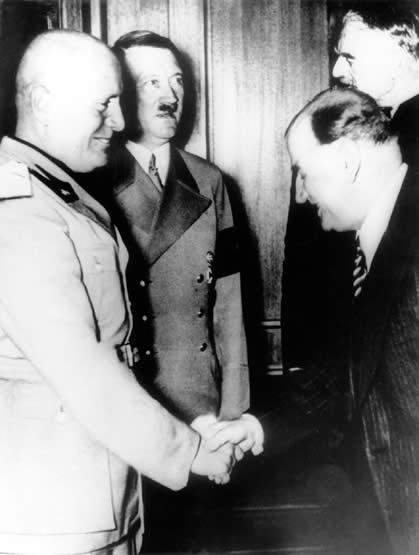 Accords de Munich. Poignée de main entre Mussolini et Daladier
