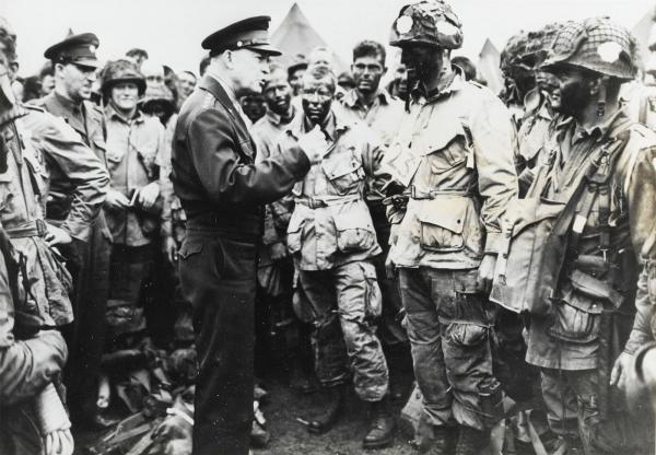 Le général Eisenhower donnant les dernières directives avant le Débarquement