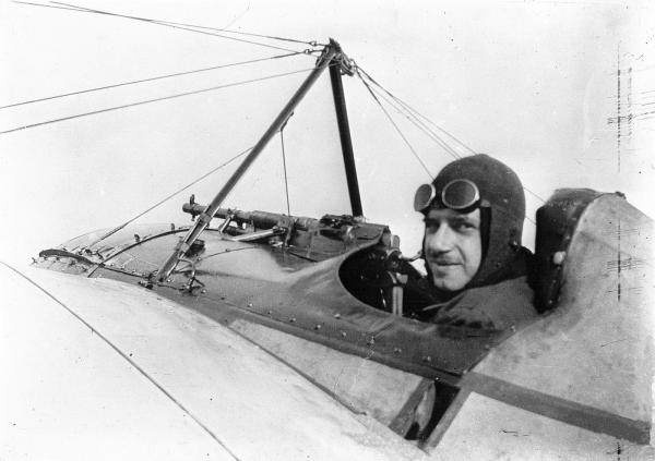 L'aviateur Gilbert sur son appareil de combat