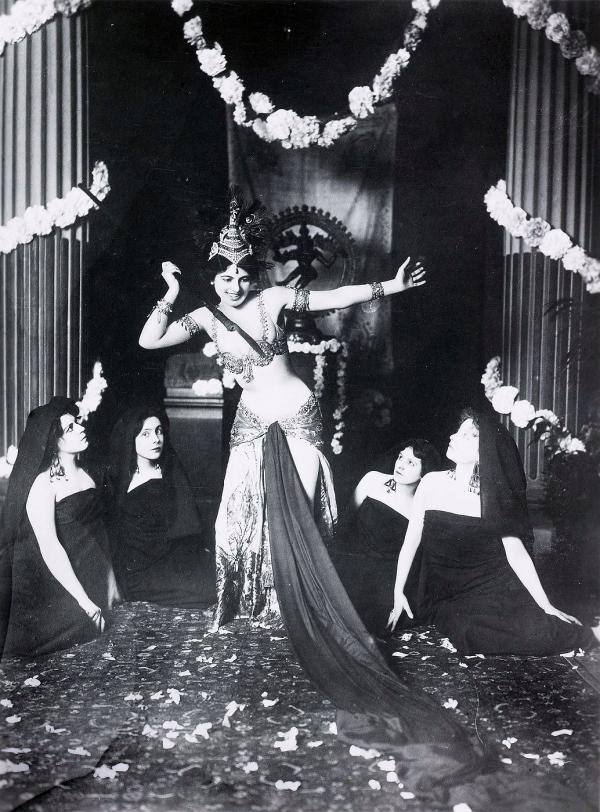 Mata Hari dansant dans la bibliothèque du Musée Guimet