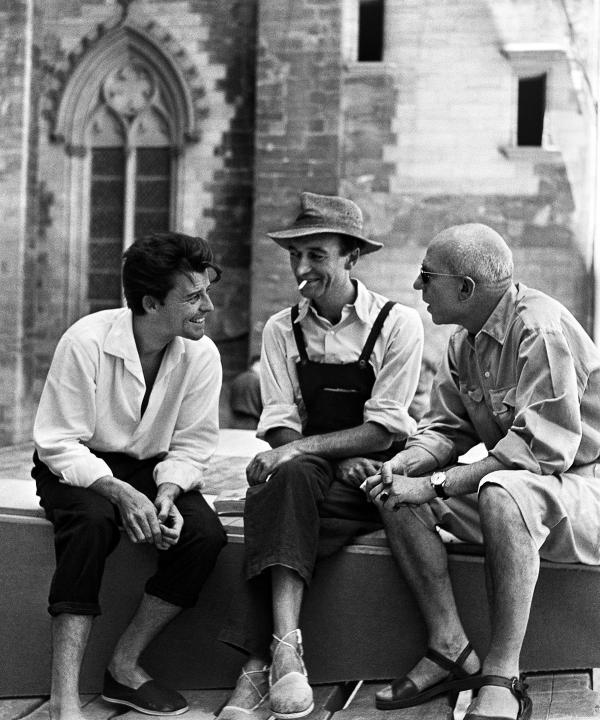 Gérard Philipe, Jean Vilar, Léon Gischia dans la Cour d'honneur du Palais des papes