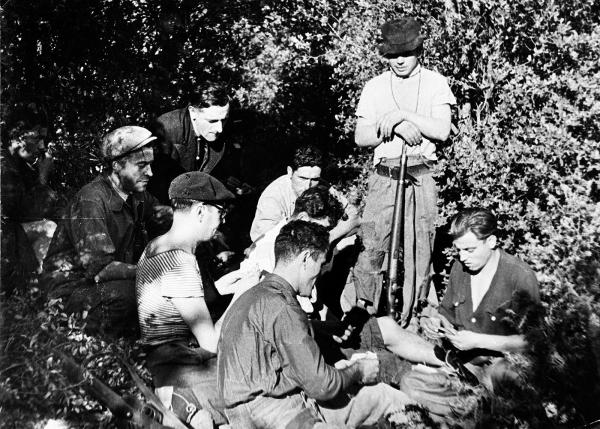 Maquisards près de Venelles à Sainte-Victoire en 1944