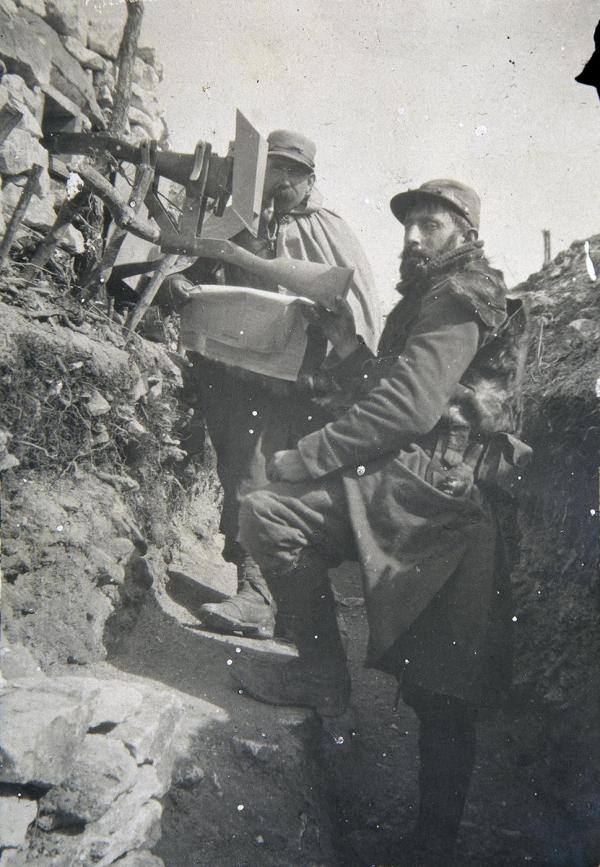 Deux soldats dans une tranchée de la Meuse, environs du bois d'Ailly