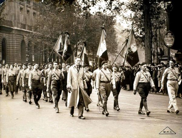 Défilé de membres de