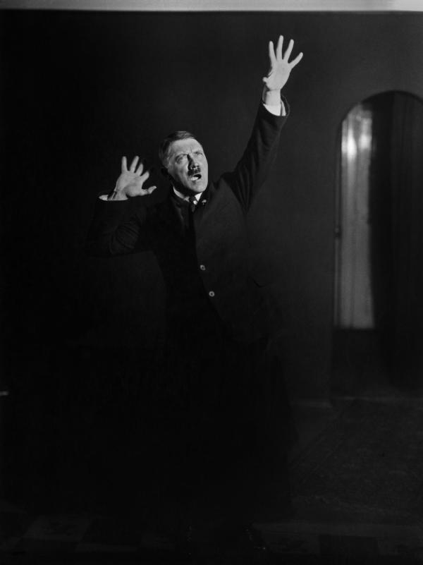 Entrainement d'Adolf Hitler à la gestuelle d'un discours