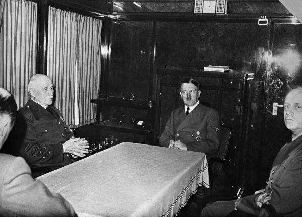 Rencontre entre Hitler, von Ribbentrop et Pétain dans la voiture-salon de Hitler