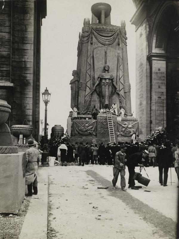 Cénotaphe élevé à la mémoire des morts de la Grande guerre sous l'Arc de Triomphe